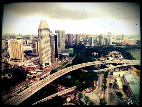 Beeindruckender Blick vom Singapore Flyer auf das pulsierende Stadtleben - © Planätive